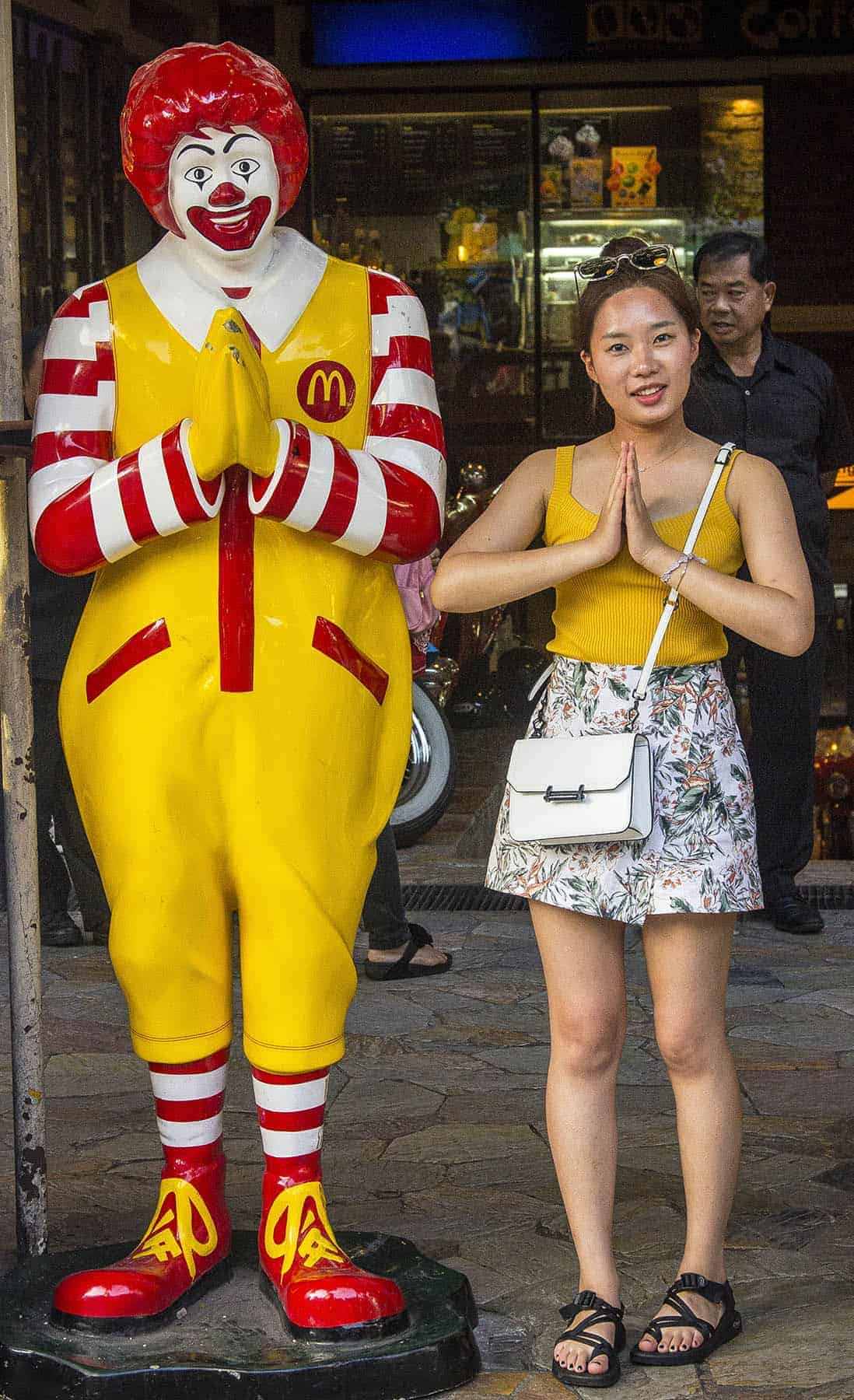Thai girl and Ronals Mc Donald greeting on a Bangkok all inclusive tour